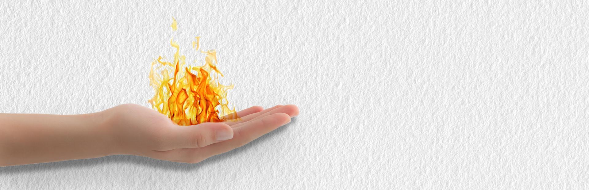 Slajd 2 - płomień w dłoni